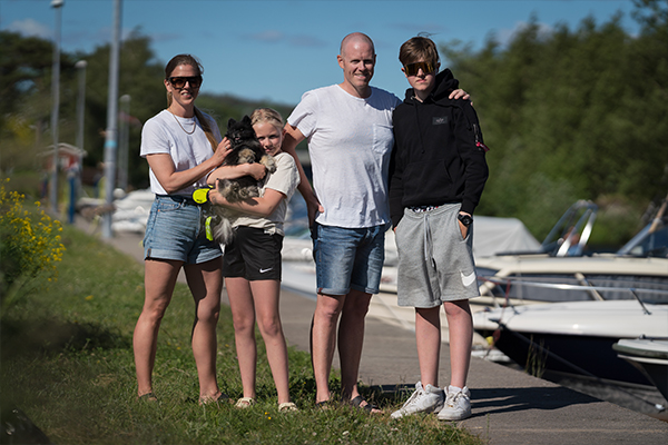 Familie som står ute på båthavna
